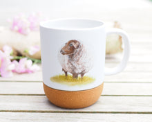 Laden Sie das Bild in den Galerie-Viewer, Große Tasse mit Korkboden "Gemütliches Schaf"