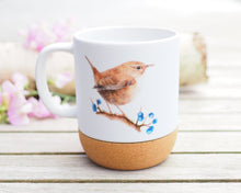 Laden Sie das Bild in den Galerie-Viewer, Große Tasse mit Korkboden "Zaunkönig mit Beeren"