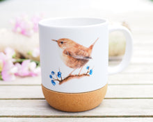 Laden Sie das Bild in den Galerie-Viewer, Große Tasse mit Korkboden "Zaunkönig mit Beeren"