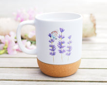 Laden Sie das Bild in den Galerie-Viewer, Große Tasse mit Korkboden "Lavendel mit Schmetterling"