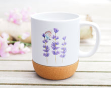 Laden Sie das Bild in den Galerie-Viewer, Große Tasse mit Korkboden "Lavendel mit Schmetterling"
