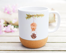 Laden Sie das Bild in den Galerie-Viewer, Große Tasse mit Korkboden "Freche Weihnachtsmaus"