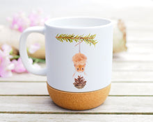 Laden Sie das Bild in den Galerie-Viewer, Große Tasse mit Korkboden "Freche Weihnachtsmaus"
