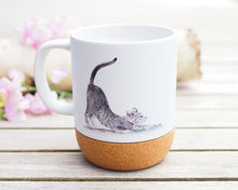 Laden Sie das Bild in den Galerie-Viewer, Große Tasse mit Korkboden "Katze am Morgen"