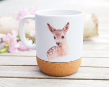 Laden Sie das Bild in den Galerie-Viewer, Große Tasse mit Korkboden "Niedliches Rehkitz"