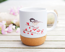 Laden Sie das Bild in den Galerie-Viewer, Große Tasse mit Korkboden "Tannenmeise und Beeren"