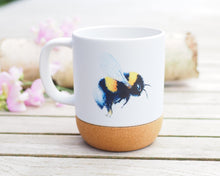 Laden Sie das Bild in den Galerie-Viewer, Große Tasse mit Korkboden "Pummelige Hummel"