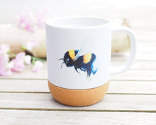 Laden Sie das Bild in den Galerie-Viewer, Große Tasse mit Korkboden "Pummelige Hummel"