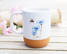 Laden Sie das Bild in den Galerie-Viewer, Große Tasse mit Korkboden "Kornblume mit Hummel"