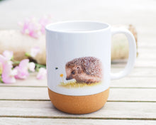 Laden Sie das Bild in den Galerie-Viewer, Große Tasse mit Korkboden "Niedlicher Igel"