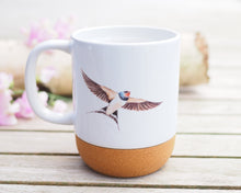 Laden Sie das Bild in den Galerie-Viewer, Große Tasse mit Korkboden "Schwalbe im Sommer"