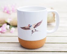 Laden Sie das Bild in den Galerie-Viewer, Große Tasse mit Korkboden "Schwalbe im Sommer"
