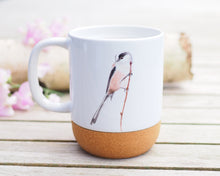 Laden Sie das Bild in den Galerie-Viewer, Große Tasse mit Korkboden "Feine Schwanzmeise"