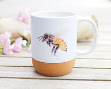 Laden Sie das Bild in den Galerie-Viewer, Große Tasse mit Korkboden "Fleißige Biene"