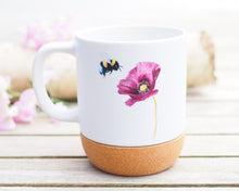 Laden Sie das Bild in den Galerie-Viewer, Große Tasse mit Korkboden "Mohnblume mit Hummel"