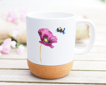 Laden Sie das Bild in den Galerie-Viewer, Große Tasse mit Korkboden "Mohnblume mit Hummel"