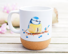 Laden Sie das Bild in den Galerie-Viewer, Große Tasse mit Korkboden "Blaumeise und Beeren"