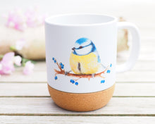 Laden Sie das Bild in den Galerie-Viewer, Große Tasse mit Korkboden "Blaumeise und Beeren"