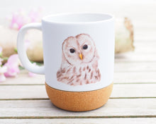 Laden Sie das Bild in den Galerie-Viewer, Große Tasse mit Korkboden "Weise Eule"