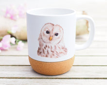 Laden Sie das Bild in den Galerie-Viewer, Große Tasse mit Korkboden "Weise Eule"