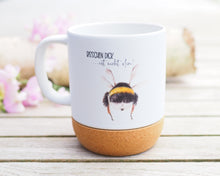 Laden Sie das Bild in den Galerie-Viewer, Große Tasse mit Korkboden "Hummelpo mit Spruch"