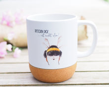 Laden Sie das Bild in den Galerie-Viewer, Große Tasse mit Korkboden "Hummelpo mit Spruch"