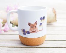Laden Sie das Bild in den Galerie-Viewer, Große Tasse mit Korkboden "Süße Brombeermaus"
