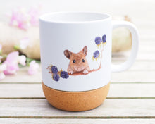 Laden Sie das Bild in den Galerie-Viewer, Große Tasse mit Korkboden "Süße Brombeermaus"