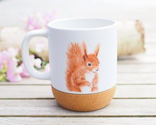 Laden Sie das Bild in den Galerie-Viewer, Große Tasse mit Korkboden "Quirliges Eichhörnchen"
