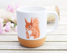 Laden Sie das Bild in den Galerie-Viewer, Große Tasse mit Korkboden "Quirliges Eichhörnchen"