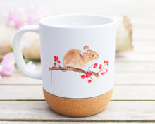 Laden Sie das Bild in den Galerie-Viewer, Große Tasse mit Korkboden "Maus mit roten Beeren"