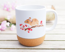 Laden Sie das Bild in den Galerie-Viewer, Große Tasse mit Korkboden "Maus mit roten Beeren"