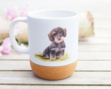 Laden Sie das Bild in den Galerie-Viewer, Große Tasse mit Korkboden "Niedlicher Dackel"