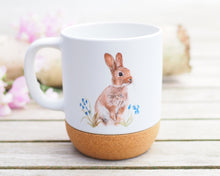 Laden Sie das Bild in den Galerie-Viewer, Große Tasse mit Korkboden "Häschen im Gras"