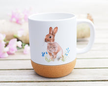 Laden Sie das Bild in den Galerie-Viewer, Große Tasse mit Korkboden "Häschen im Gras"