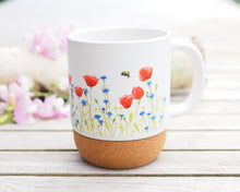 Laden Sie das Bild in den Galerie-Viewer, Große Tasse mit Korkboden "Leuchtende Mohnwiese"