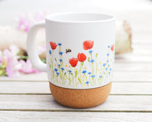 Laden Sie das Bild in den Galerie-Viewer, Große Tasse mit Korkboden "Leuchtende Mohnwiese"