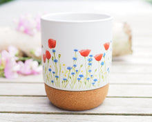 Laden Sie das Bild in den Galerie-Viewer, Große Tasse mit Korkboden "Leuchtende Mohnwiese"