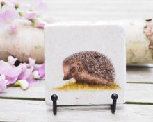 Laden Sie das Bild in den Galerie-Viewer, Antikmarmor-Fliese mit handgezeichnetem Tier- oder Blumenmotiv, dekorativ und einzigartig