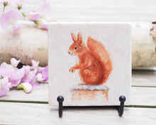 Laden Sie das Bild in den Galerie-Viewer, Antikmarmor-Fliese mit handgezeichnetem Tier- oder Blumenmotiv, dekorativ und einzigartig