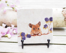 Laden Sie das Bild in den Galerie-Viewer, Antikmarmor-Fliese mit handgezeichnetem Tier- oder Blumenmotiv, dekorativ und einzigartig