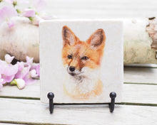 Laden Sie das Bild in den Galerie-Viewer, Antikmarmor-Fliese mit handgezeichnetem Tier- oder Blumenmotiv, dekorativ und einzigartig