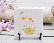 Laden Sie das Bild in den Galerie-Viewer, Antikmarmor-Fliese mit handgezeichnetem Tier- oder Blumenmotiv, dekorativ und einzigartig