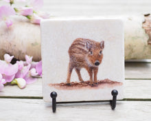 Laden Sie das Bild in den Galerie-Viewer, Antikmarmor-Fliese mit handgezeichnetem Tier- oder Blumenmotiv, dekorativ und einzigartig