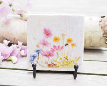 Laden Sie das Bild in den Galerie-Viewer, Antikmarmor-Fliese mit handgezeichnetem Tier- oder Blumenmotiv, dekorativ und einzigartig