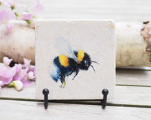 Laden Sie das Bild in den Galerie-Viewer, Antikmarmor-Fliese mit handgezeichnetem Tier- oder Blumenmotiv, dekorativ und einzigartig