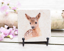 Laden Sie das Bild in den Galerie-Viewer, Antikmarmor-Fliese mit handgezeichnetem Tier- oder Blumenmotiv, dekorativ und einzigartig