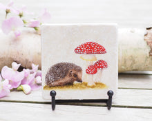 Laden Sie das Bild in den Galerie-Viewer, Antikmarmor-Fliese mit handgezeichnetem Tier- oder Blumenmotiv, dekorativ und einzigartig