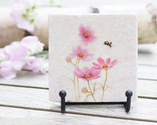 Laden Sie das Bild in den Galerie-Viewer, Bild auf Stein "Cosmea und Hummel"