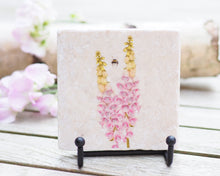 Laden Sie das Bild in den Galerie-Viewer, Antikmarmor-Fliese mit handgezeichnetem Tier- oder Blumenmotiv, dekorativ und einzigartig